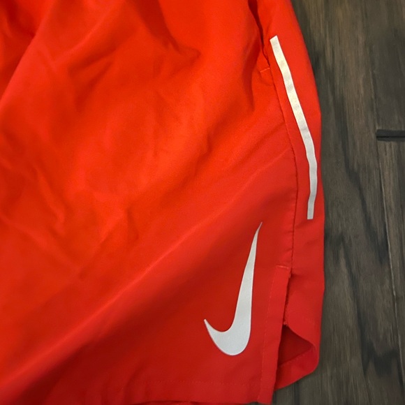 Nike challenger shorts Large 7’ - Picture 2 of 5